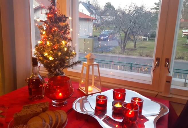 Här är det ännu ljust ute men stämningen stiger inomhus.