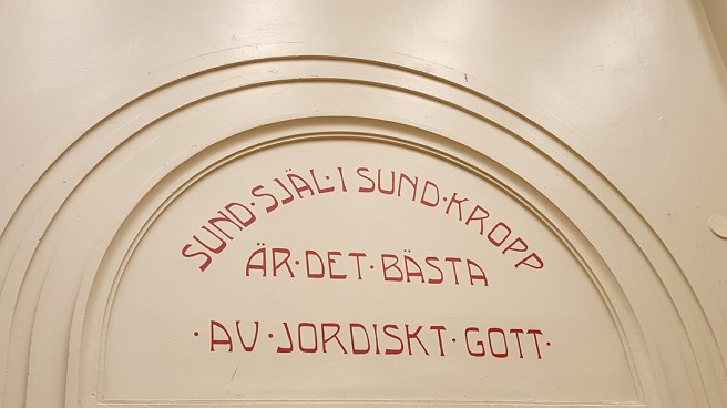 I Lovisa gymnasium har många visdomsord sparats och restaurerats, de finns även i andra utrymmen än i musiksalen.