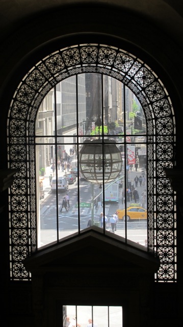 Vy inifrån ut från New York public library.