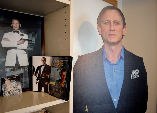 Planschen från premiären på Spectre i London är nu inramad. Har alla Bond-filmer på DVD förutom den senaste som troligen inte kommit ut än. Så här ser du den första och den näst sista. Utöver det glasunderlag och papp-Bond i exakt den längd Craig är.