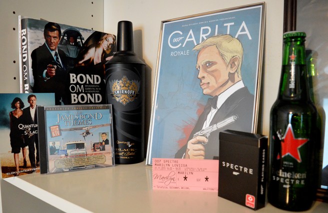 Ett konstverk jag fick av grafikern Maria Ahonen då jag fyllde 50 år. En kortlek, en biobiljett, en cd-skiva med musik från Bondfilmer, en Bondbok, en ölflaska och ett omslag till en Smirnoff-flaska med Quantum of Solace (En gnutta tröst) som tema.