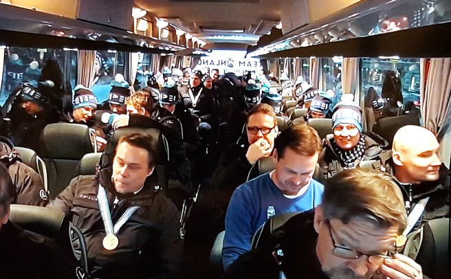 Här sitter U20-Lejonen i bussen på väg mot festen med fansen. Fotot taget via tv:n, TVYLE2:s sändning.