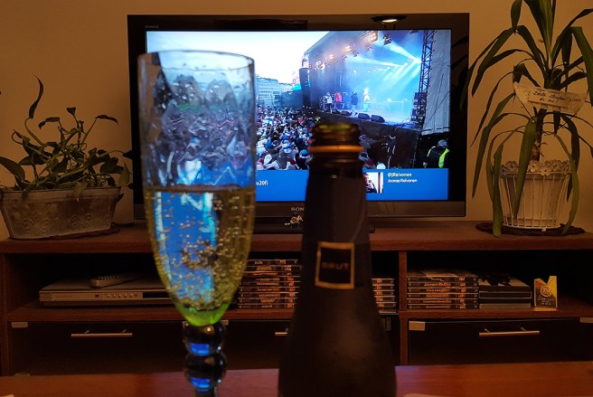 Jag var väl förberedd hemma med min lilla skumpa vid teven.