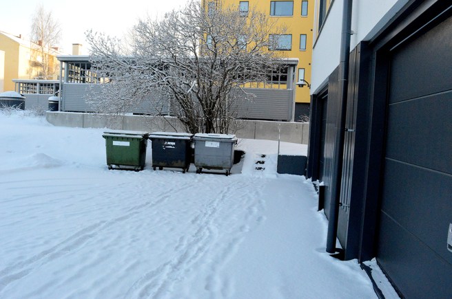 Går upp för den lilla trappan och vänder sedan till höger.