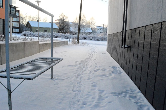 Har kommit runt hörnet på huset och vänder ute på gångvägen lite längre fram till vänster.