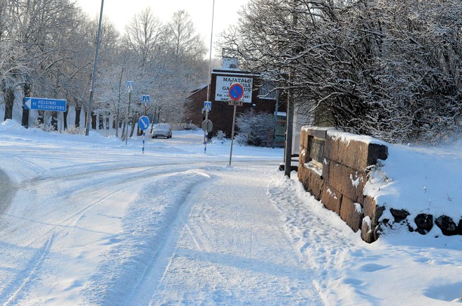 Går förbi muren mot Sibeliushuset och förbi det. Tar till höger...
