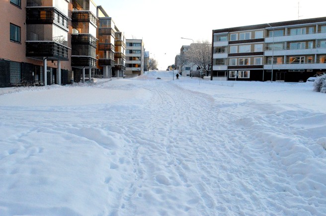 Första biten av den här vägen är en gångväg. Jag går rakt fram, korsar Åldermansgatan och går upp för Alexandersgatans backe.
