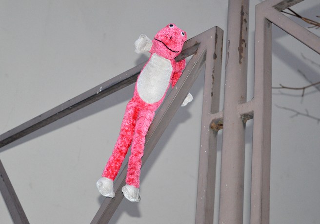 En rolig figur på räcket utanför stadens tekniska byrå...