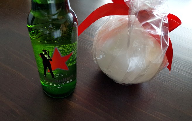 Gåva av min vän A-L. En Heineiken-öl med Spectremotiv och ett vackert Maria Drockila-ljus.