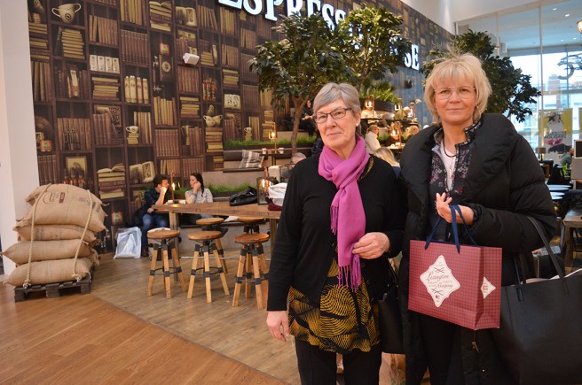 Lite småallvarliga ser mina shoppingvänner ut, före detta svägerskan Camilla till höger och FasterAster till vänster. Tror vi börjar bli lite trötta i benen här :-)