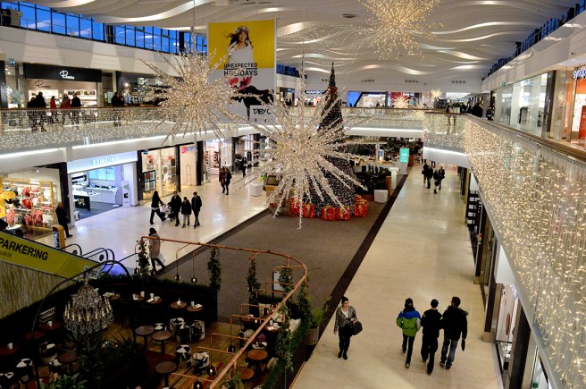 Täby Centrum ännu i både jul- och nyårsskrud.