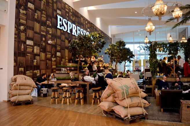 Samma plats utan väninnor i förgrunden. Gillar inredningen med kaffesäckarna, den stora bibbaväggen och kolla in de små etagen där folk kan sitta och fika!