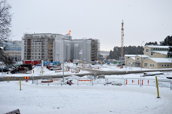 Mycket har ändrats under åren just här. För länge sedan fanns det en skola där bostäderna byggs nu, sedan revs den och området blev en P-plats.