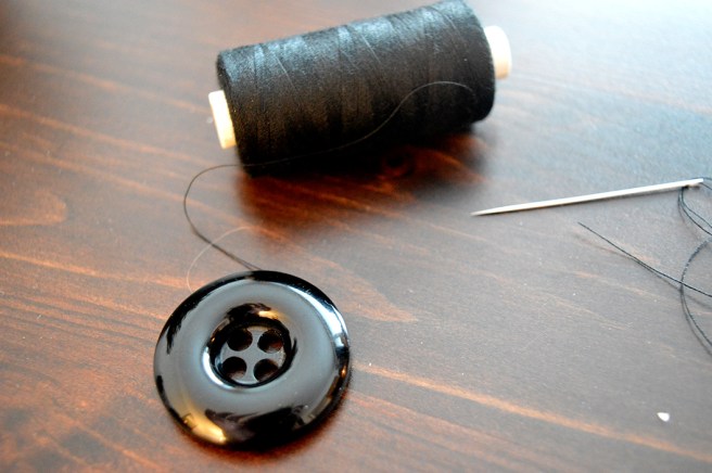 Äntligen är knappen åter där den ska vara, på kappan :-)