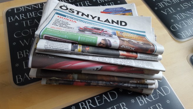 När man är singel har man tid att läsa både tidningar och böcker.