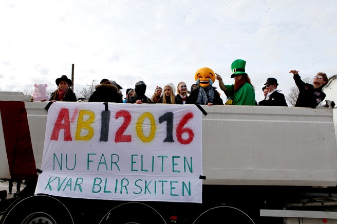 På väg bort från gymnasiet, mot studier, ut i livet.