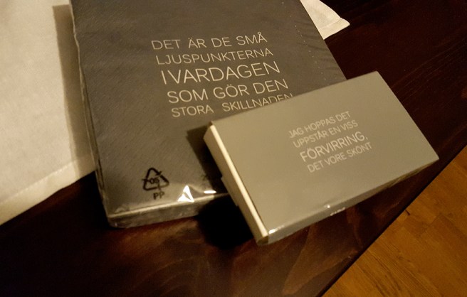 Servetter och tändstickor ur serien Ernst.