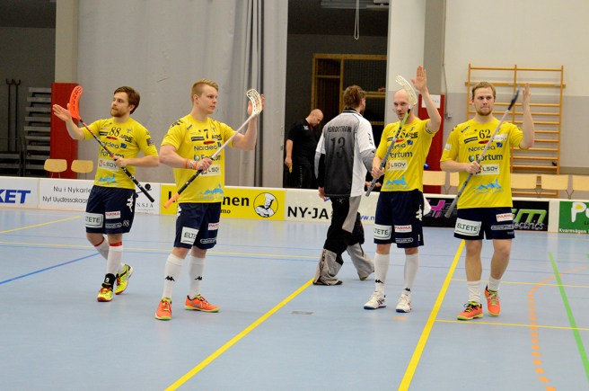 Det blev snöplig uddamålsförlust för oss men här tackar en del av supportrarna oss för stödet.