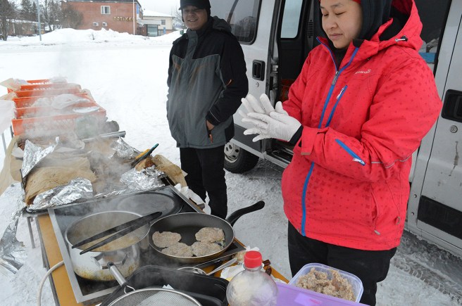 Har ingen aning av vad man tillreder här och vågade inte köpa med mig något med risk för att grisa ner bussen :-)