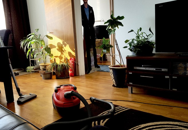 Veckostädning innebär att jag flyttar lite på möblerna också. Och på Daniel. Som inte brukar delta i projektet - han är bra på annat i stället :-)