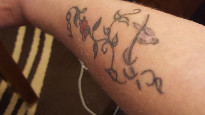 Den här bilden var inte så lätt att ta. Tatueringen finns på högra underarmen.