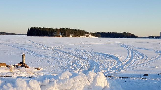 Utsikten från udden söderut mot Kråkholmen.