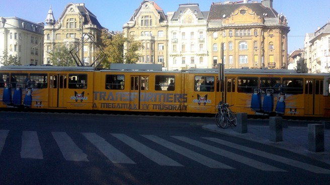 Fin arkitektur och fin spårvagn.