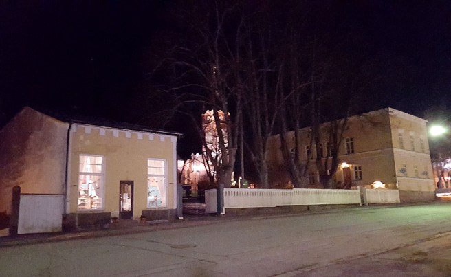 Alexandersgatan med Café Runda Munken till vänster och gamla tingsrätten/apoteket till höger.