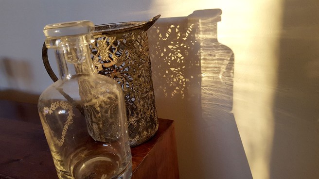 Kvällssolen skapade fina mönster på väggen.