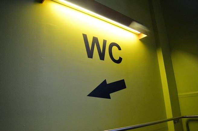 Tydligt skyltat vart man ska gå då nöden är som störst.