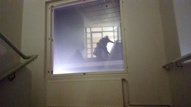 Vi är på väg till en festlokal och jag går sist i trappan efter de andra som är på väg in till lokalen. Då ser jag speglingen i fönstret.