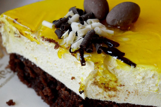 En fräsch kaka med påskgul glasyr och fina prydnader.