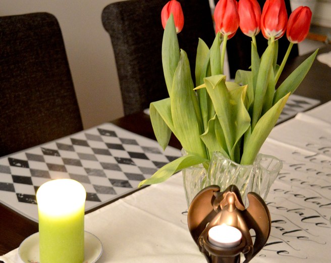 Det gäller att se det lilla positiva i vardagen. Som att tulpanerna står raka ännu efter två dygn :-)