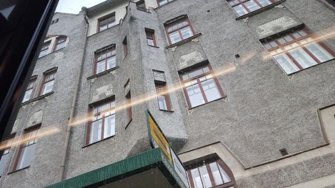 Ganska enkla fönsterlösningar men fint ändå med den utstickande delen.