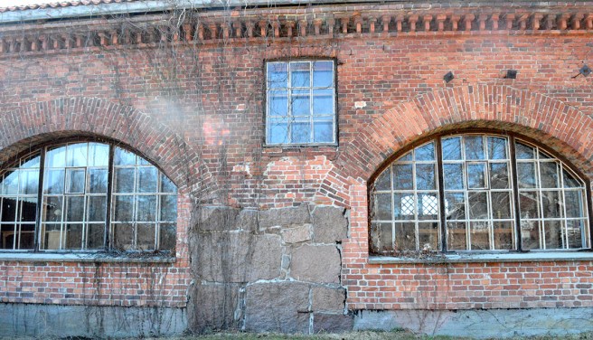 Då jag fick syn på de här fönstren var jag på en bro. Var tvungen att runda byggnaden och gå ner på älvens kant för att få bra bilder på den fina fönstren. Men vad gör man inte för konsten?