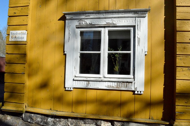 Lite ny målning skulle sitta bra här men värre åtgångna byggnader och fönster har man förstås sett :-)