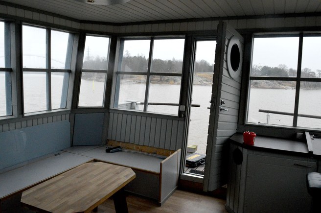 Förenat vardagsrum och kök med fin utsikt.