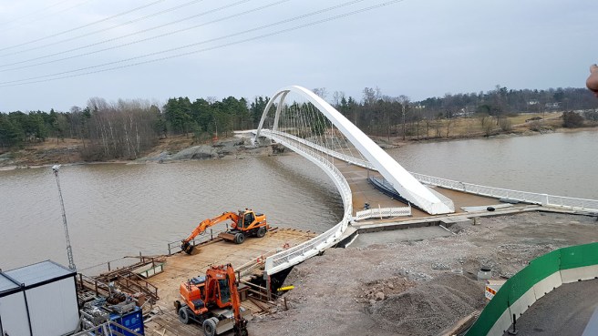 En helt ny gångbro från Fiskehamnen till Blåbärslandet ska invigas snart. Härligt för de boende att snabbt kunna ta sig till fina friluftsområden.