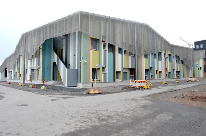 Fiskehamnens daghem och skola. Ska man associera till ett stort fiskenät eller till fångstredskapet katsa?