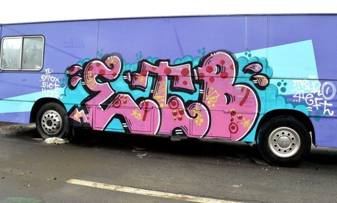 En buss på Fiskehamnens tillsvidare outbyggda kajkant.