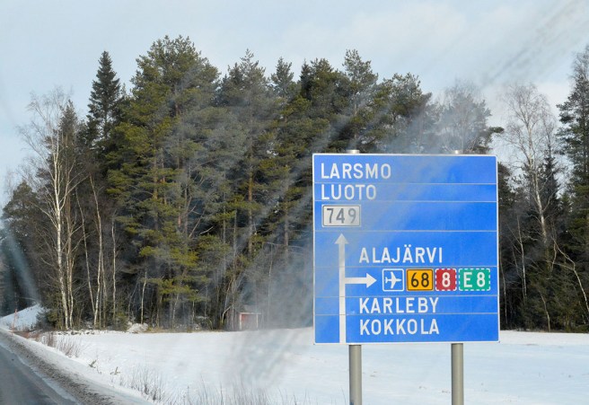 Innan vi har sommaren här vill jag visa den här skylten som togs i februari då vi var i Österbotten på en innebandymatch.