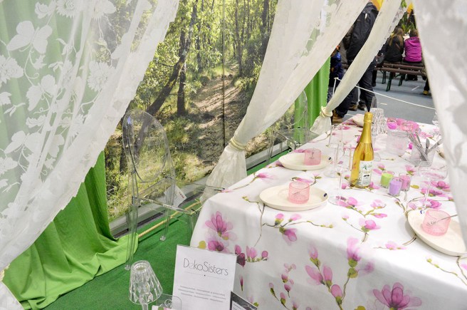 Skyddar inte mot ihållande regn och kanske inte mot flugor och mygg heller...