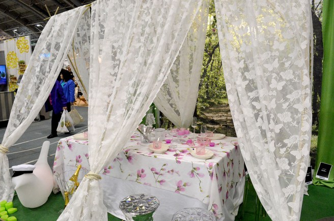 ... men romantiskt och skirt är det. Alla sätter kanske inte tummen upp för plaststolar. Men de är lätta att torka av i alla fall.