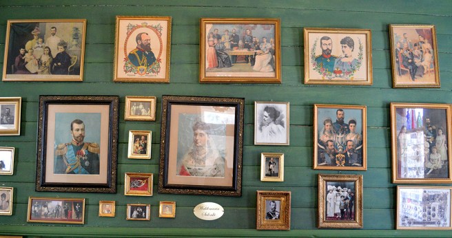 Tavlor på en vägg i restaurang Kapellet i Lovisa.