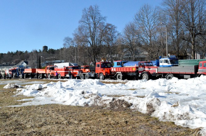 Att vi ännu har så här mycket snö kvar beror på att den körts upp i drivor från idrottsplanen som ligger intill.