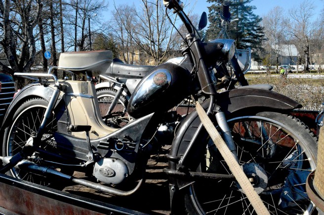 En del av fordonen hade motorcyklar och traktorer och annan gammal rekvisita på sina släp.