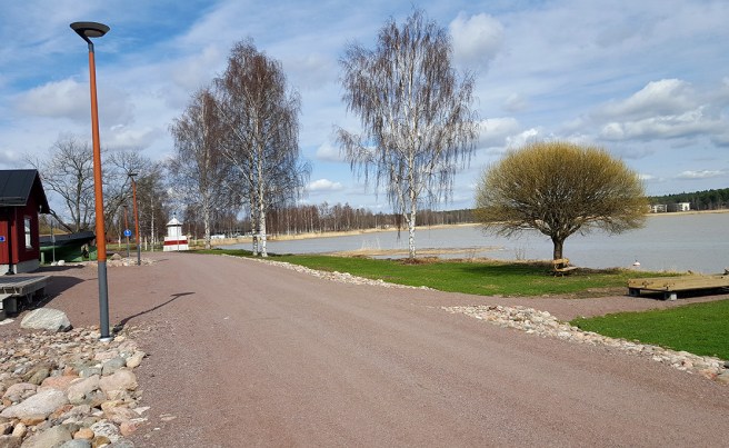 Bilden togs i fredags. Än är många träd kala, men så som det regnat, och i dag har vi sol och värme - betyder det att nu går det undan, snart är allt grönt!