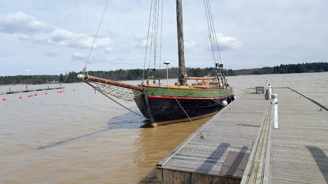 Paketjakten Österstjernan. Kanske jag åker ut på någon av seglatserna för allmänheten i sommar.