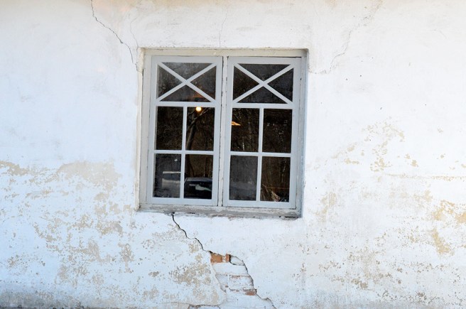 Det här är ett av många fina fönster i Strömfors gamla bruk. Där finns gamla stall, en smedja, ett gammalt ysteri m.m.