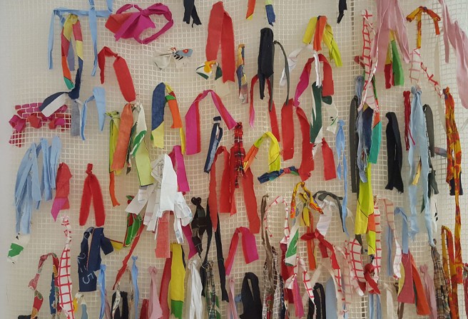 En fin vägg i Hela Byns Arbetsrum i Lappträsk.